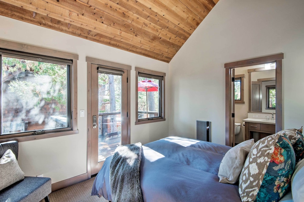 Walk to Dock & Tahoe City: Modern Lakeside Cabin view 4