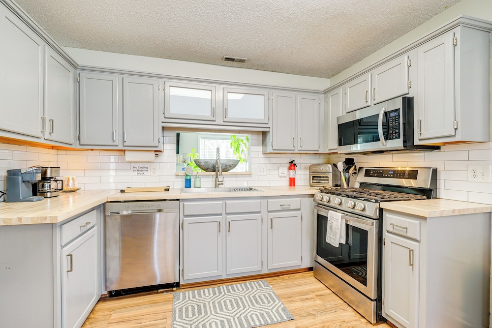 Pet-friendly Home w/ Private Hot Tub in Wilmington