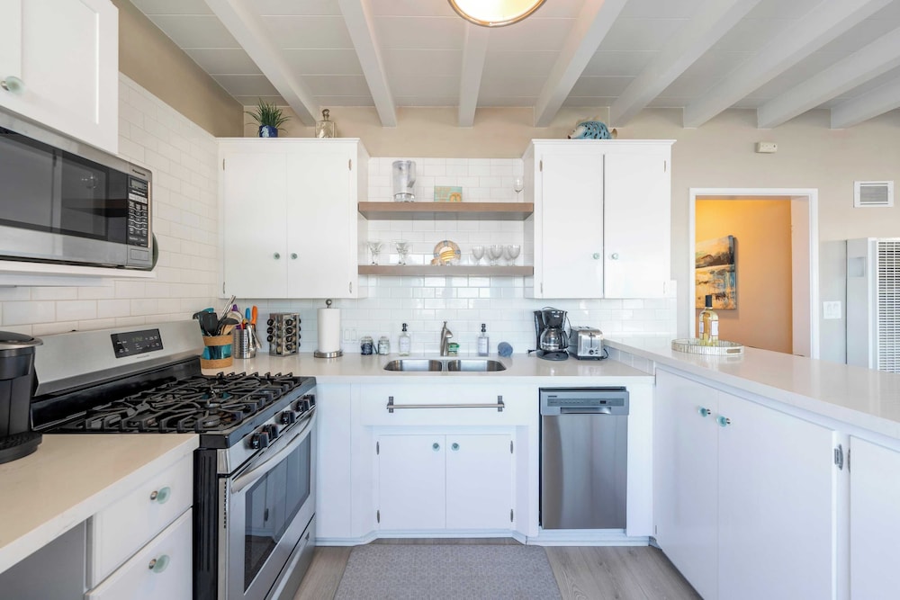 Sleeps 18 Dock, Walk to Beach, Balboa Fun Zone & Dining Edgewater Place