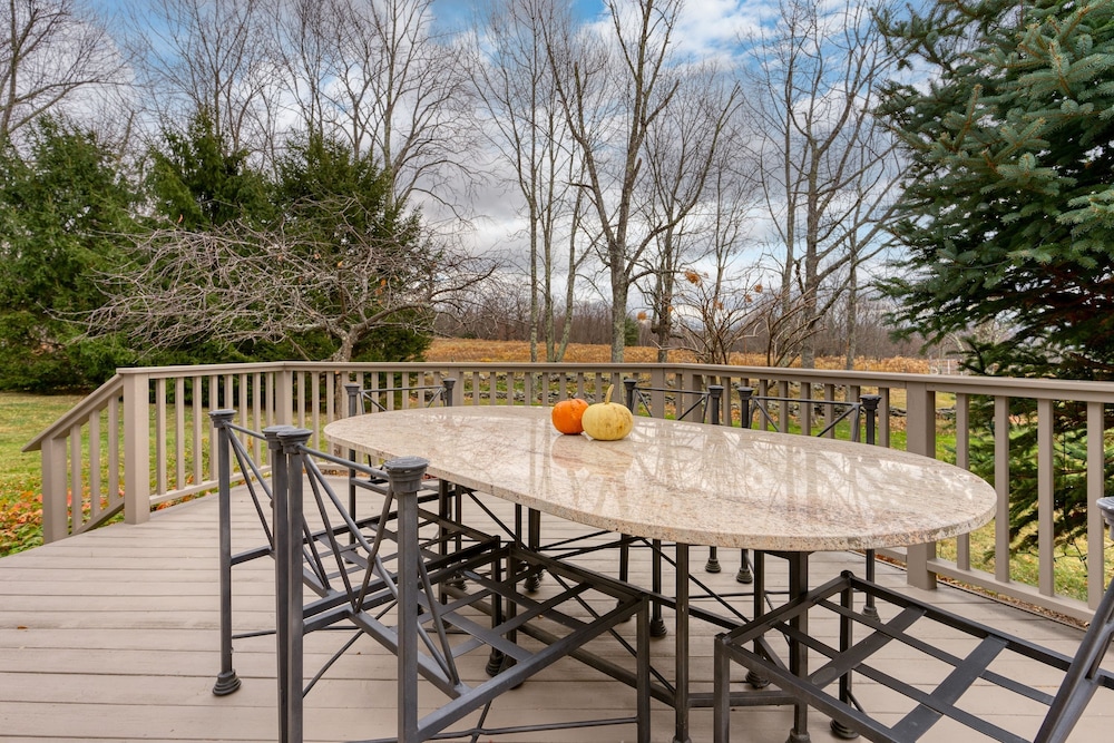 West Settlement Ranch by Avantstay Hudson Valley Escape Firepit Patio Yard
