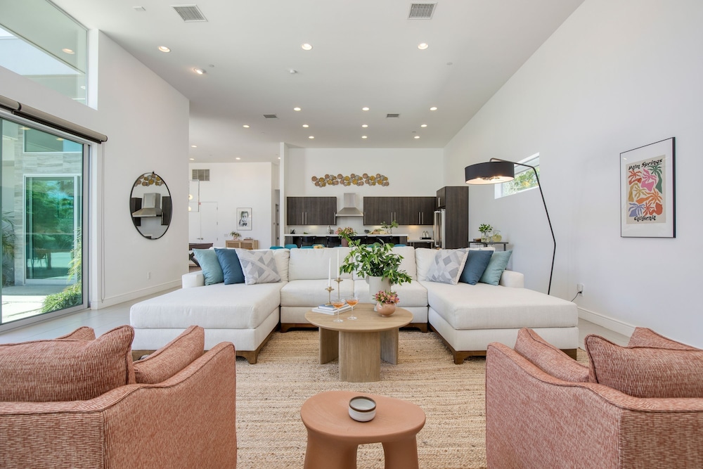 Polo Villa 1 by Avantstay Features Expansive Putting Green Pool Spa Outdoor Firepit 260-322 5 Bedrooms