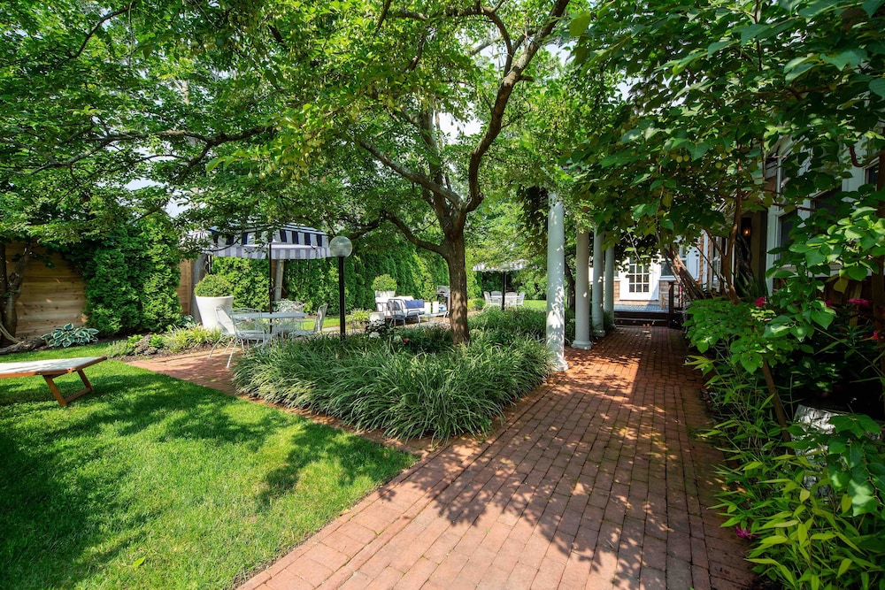Bellport Inn