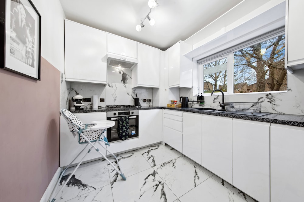 Luxe Stays - Sleeps 7 - Jacuzzi