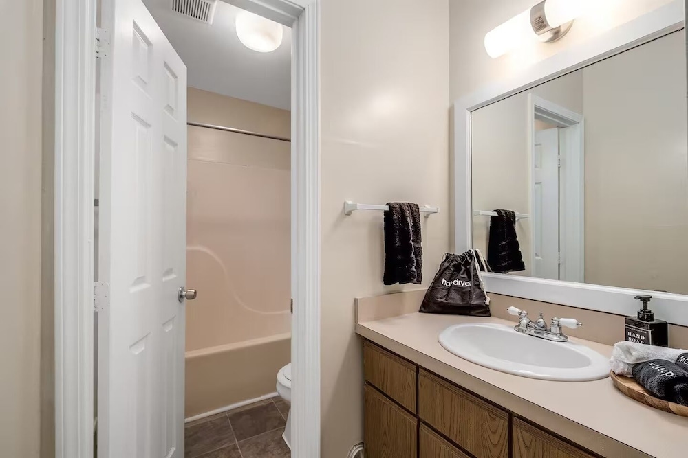 Stylish Sanctuary Near Emu: Ideal For Med Students 2 Bedroom Apts