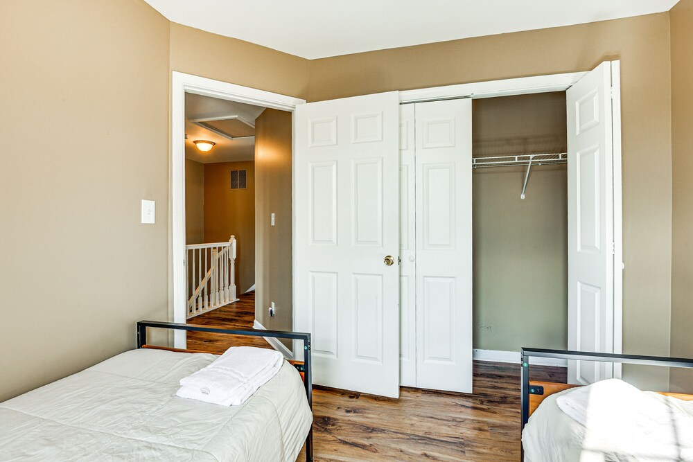 Spacious Dundalk Townhome: 8 Mi to Inner Harbor! view 4