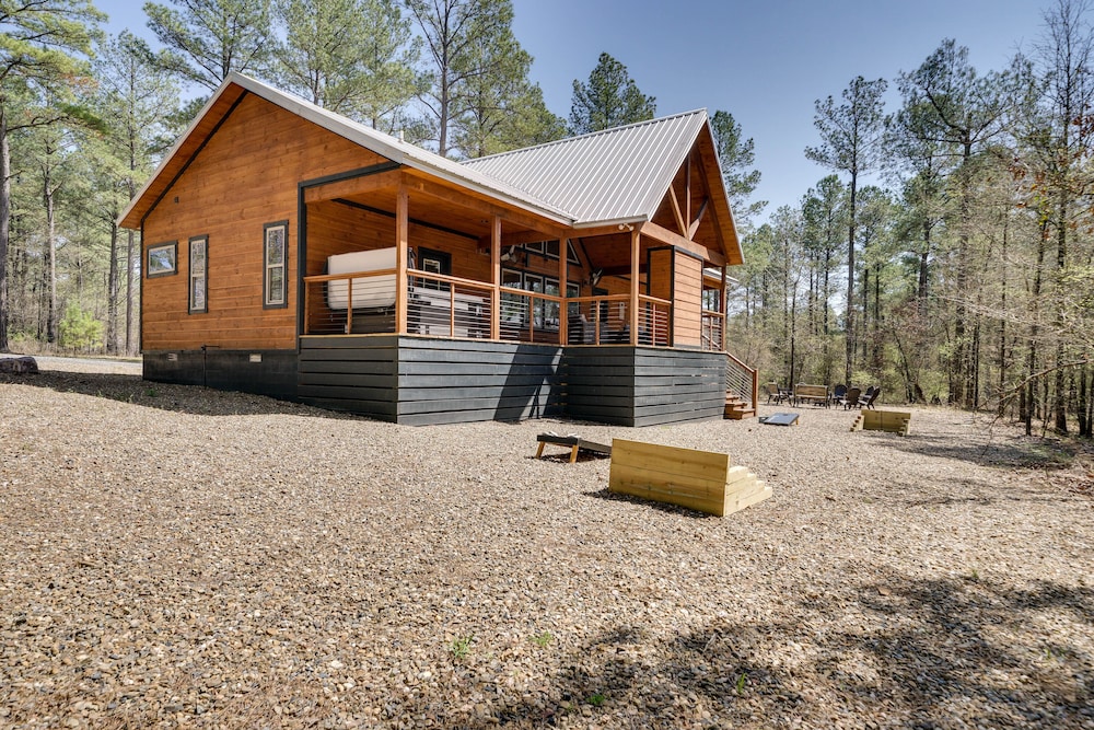Family-friendly Broken Bow Cabin Rental w/ Hot Tub view 3