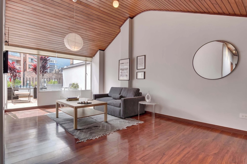 w Delightful 1BR With Terrace in Zona T