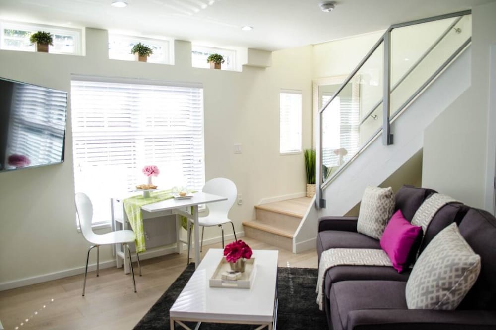 442 Furnished 2 Bdrm Coach House