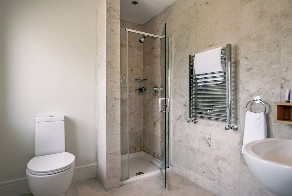 Spacious Kenmare Home to Sleep 8 Free use of Pool Onsite