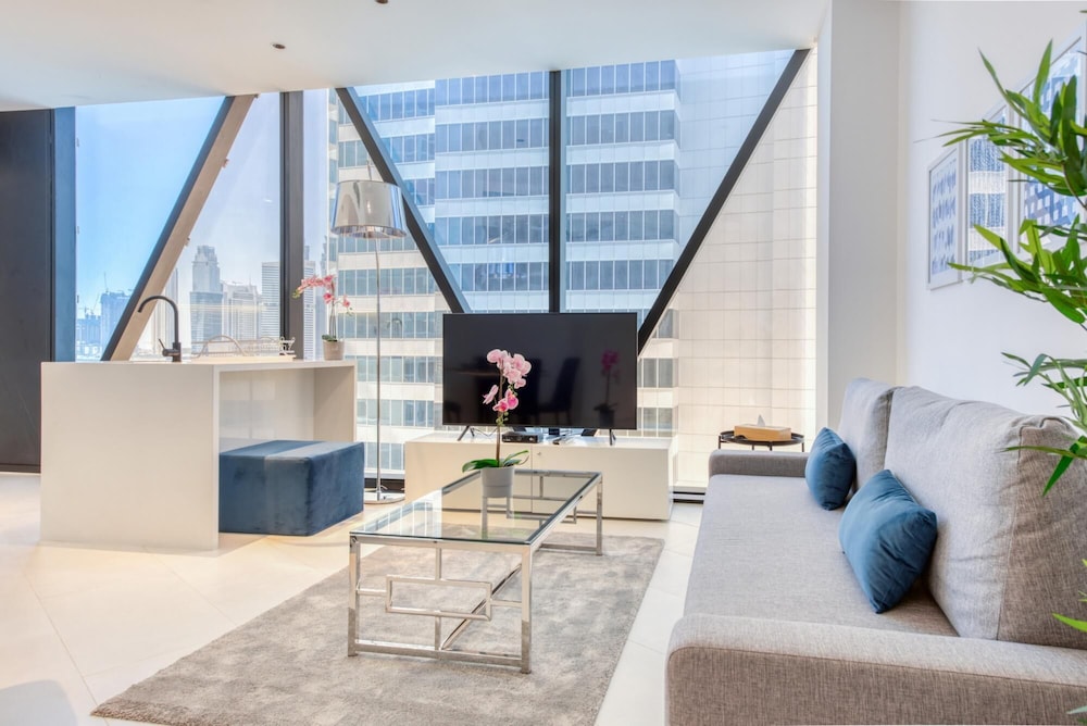 Well Connected Luxury Apt w Waterway Vws