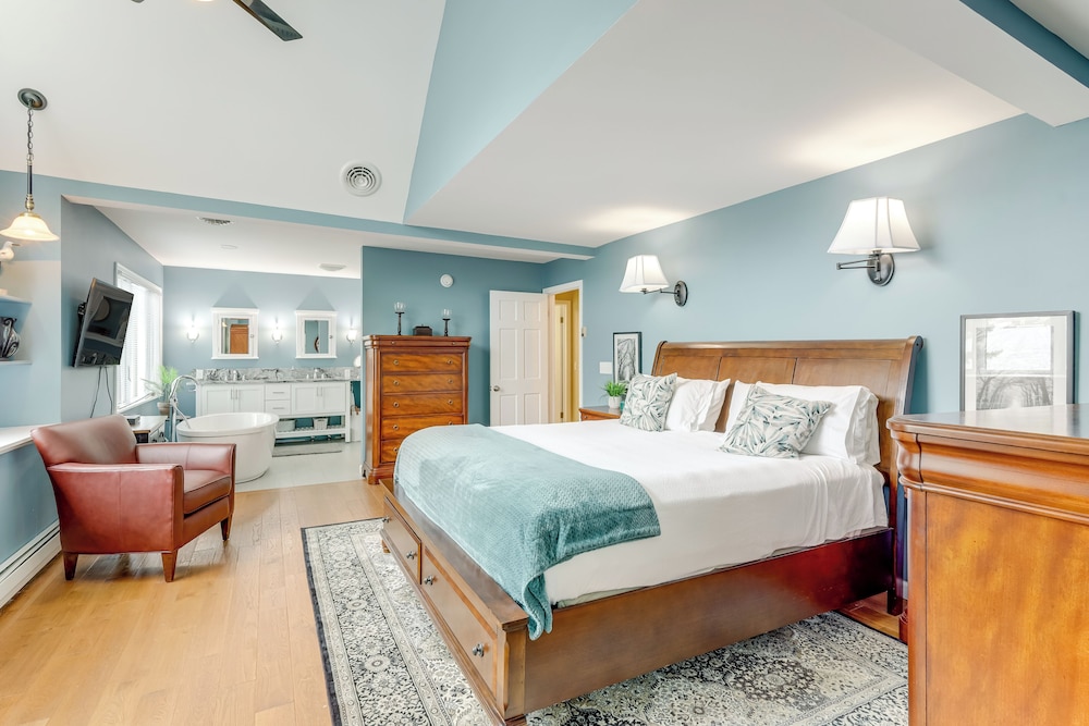 1 Mi to Village: Waterfront Oasis in Lake George!