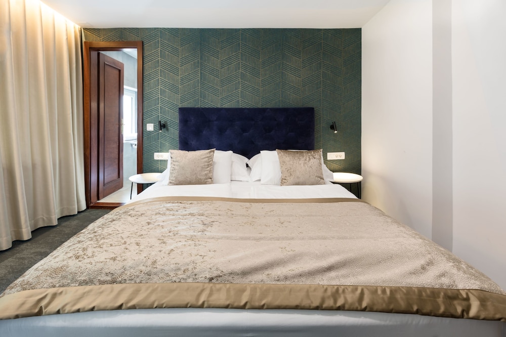 Garni Hotel Cirman view 5