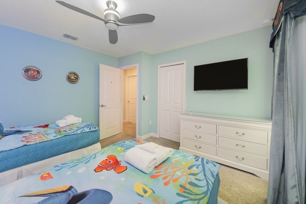 9 Bed Pool, Spa, Movie Room & Game Room! 9 Bedroom Home by RedAwning