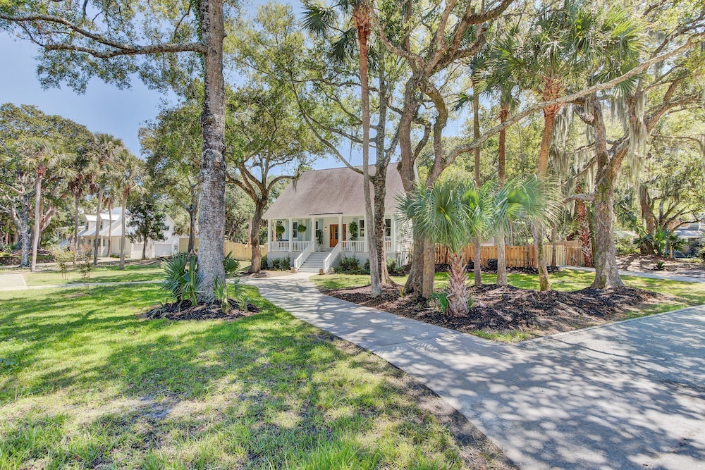 Southern Oasis by Avantstay 0 5mi Walk to the Beach Pool Patio Large Yard