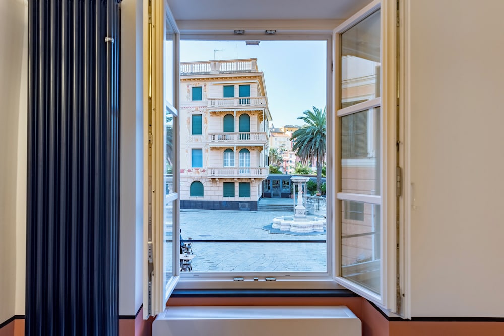Bright 2BR flat moments from the beach