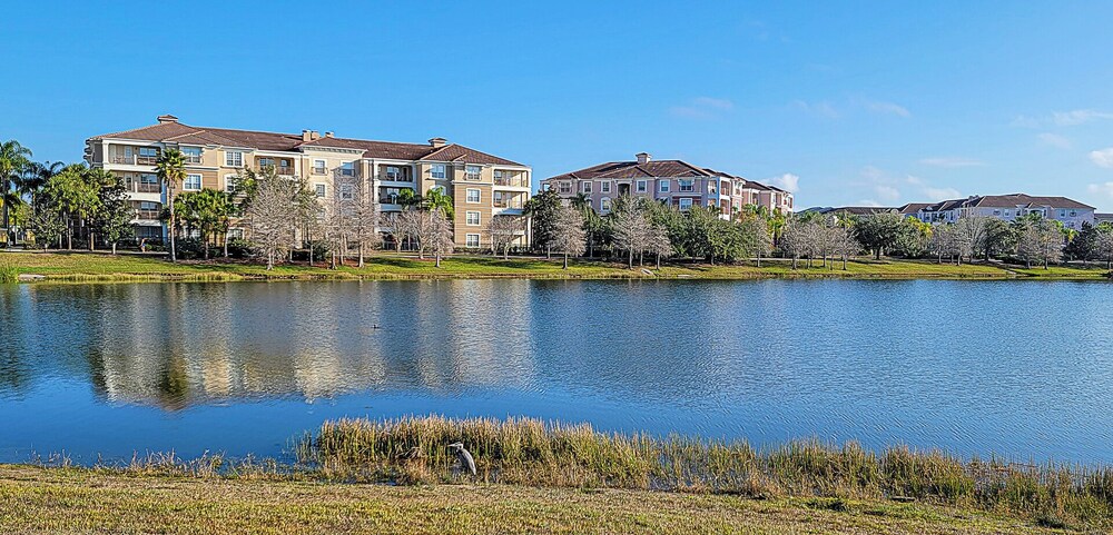 Gorgeous 3 Bed Lakeview, Vista Cay - 1010