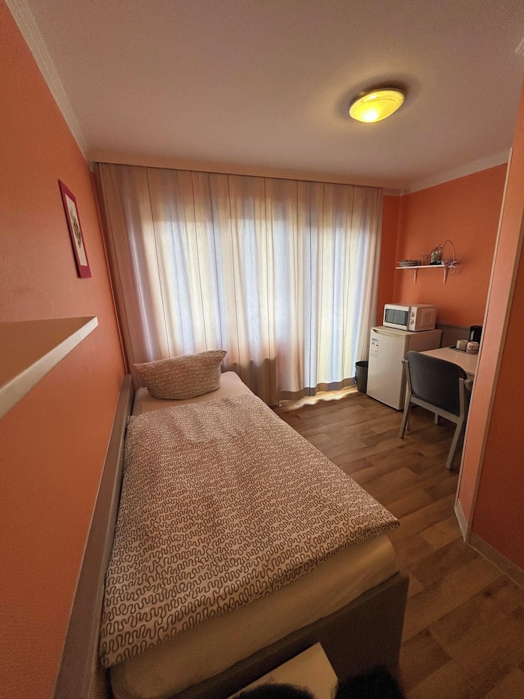 2-Rent Group Hostel Rooms AUB162