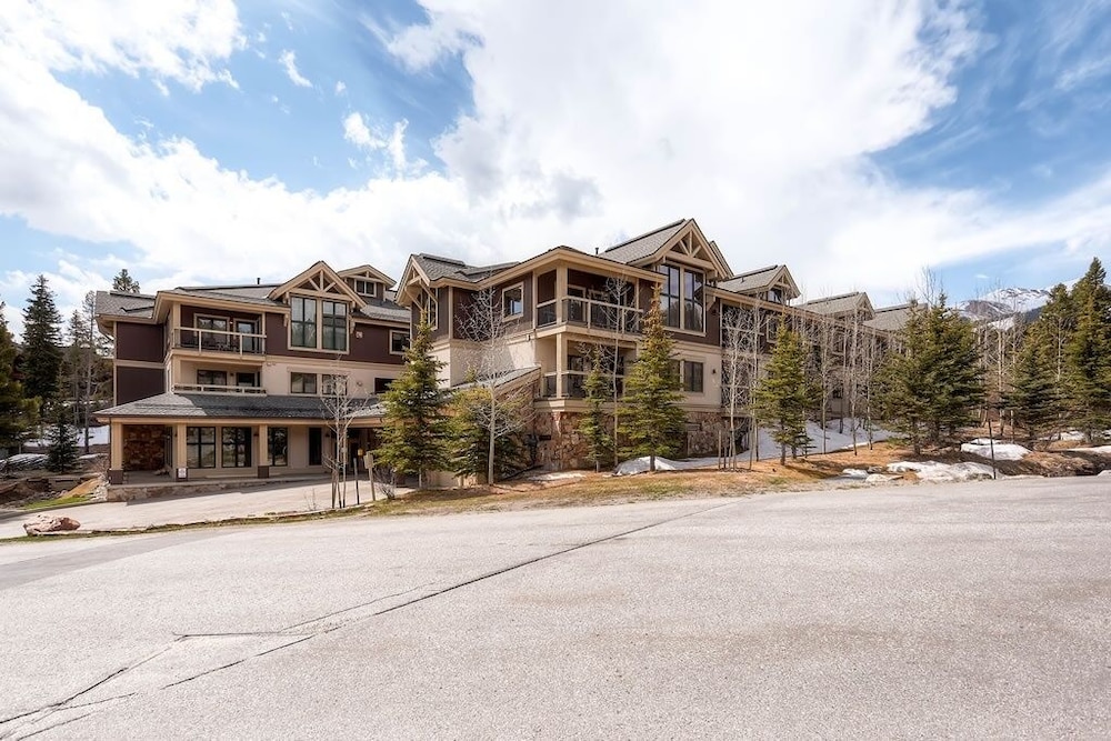 Tyra Riverbend 111 Condo by RedAwning view 3