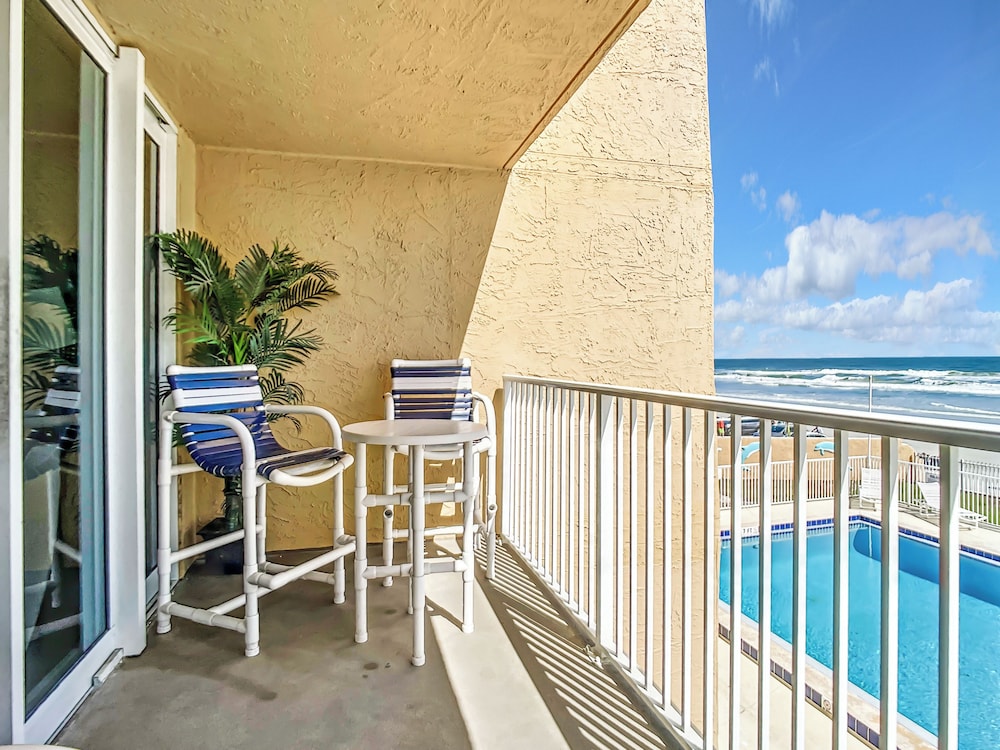 Oceania Beach Club