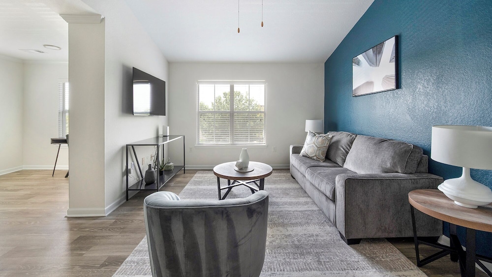 Landing Beautiful 1bd, Courtyard, Clubhouse