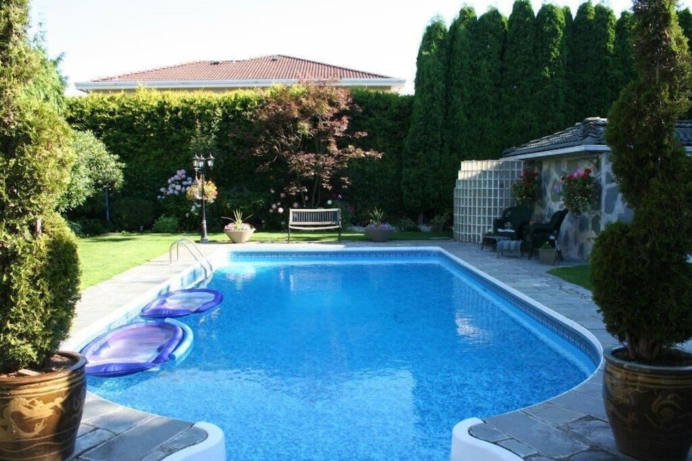 The Stone Hedge B&B
