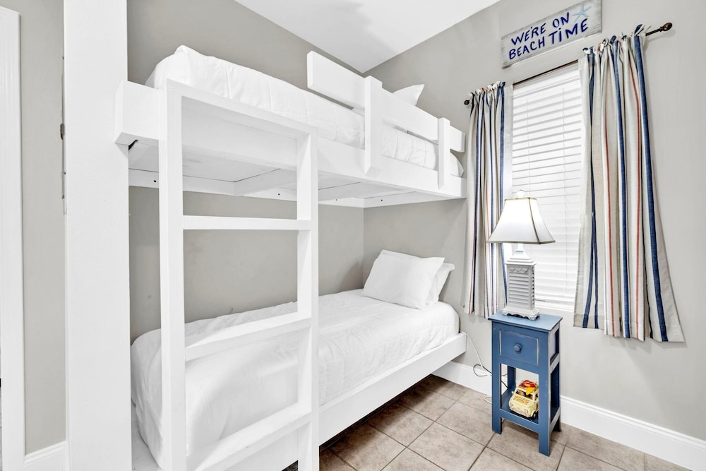 Laketown Wharf 906