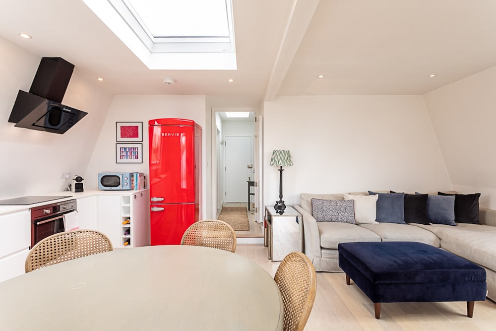 Bright and Spacious Penthouse With Terrace