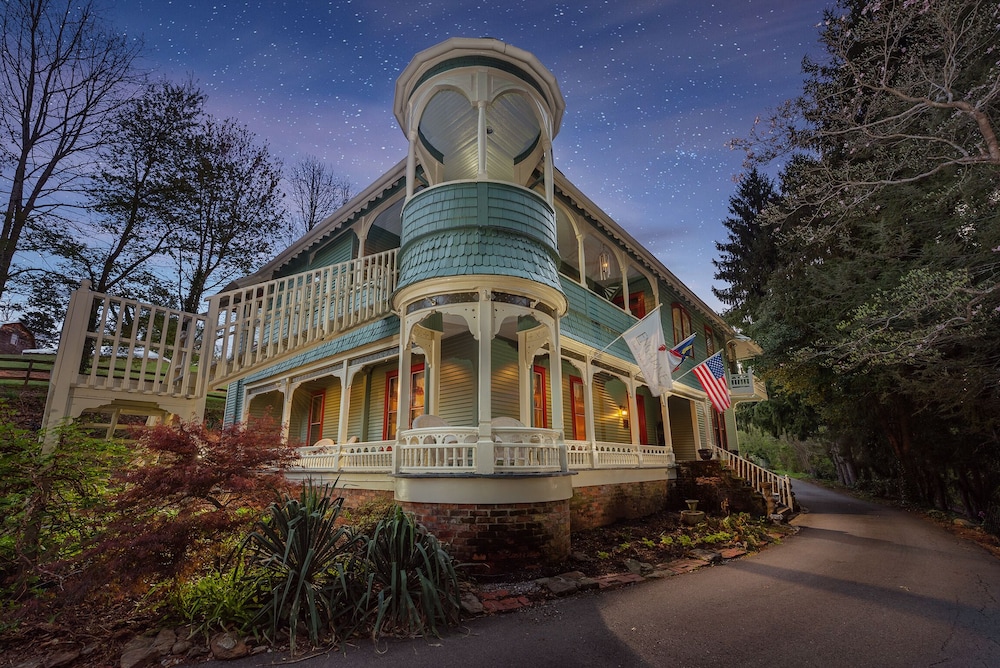 Engadine Inn  Cabins - Property Image 1