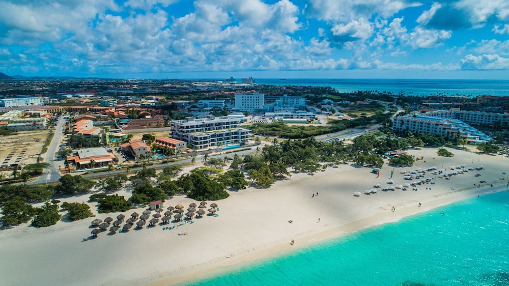 Beachfront Luxury NEW 3br2 5BA Condo Eagle Beach
