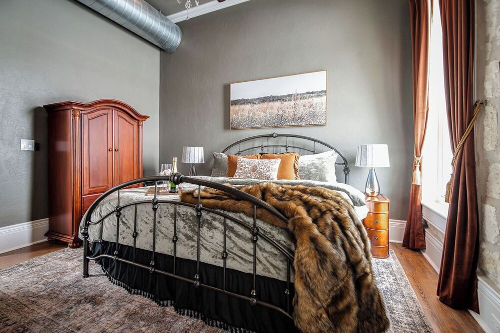 The Bank on Main St - Downtown Escape Featuring a Deck W/main St Views!