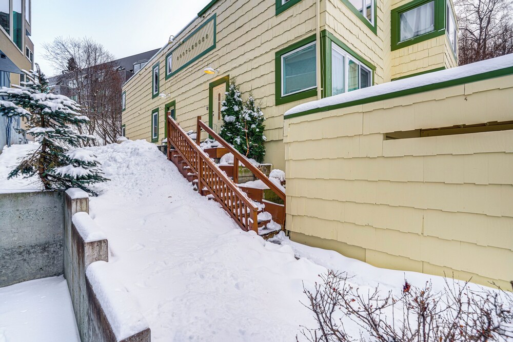 1 Mi to Dtwn: Cozy Condo in Anchorage!
