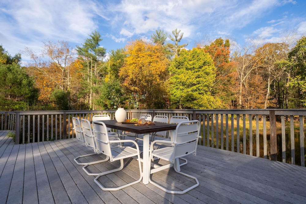 Cortland by Avantstay Charming Heritage Estate w Private Lake Pool
