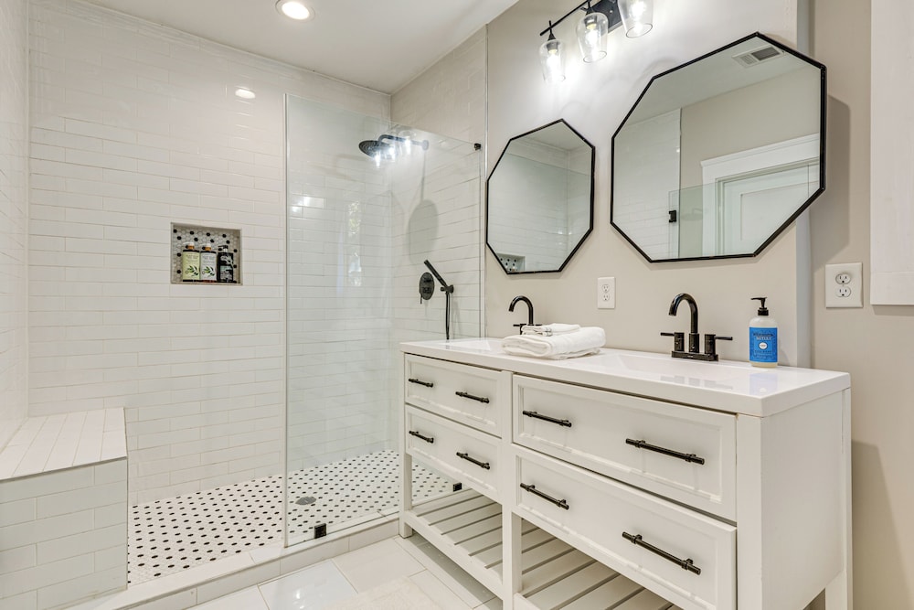 Walk to Beltline: Wfh-friendly Hub w/ Yard!