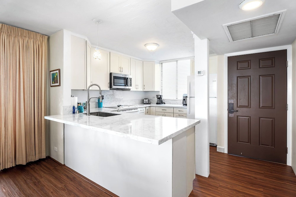 End Unit Oceanview Condo - Pool - Sauna & Tennis! - Vrkcv