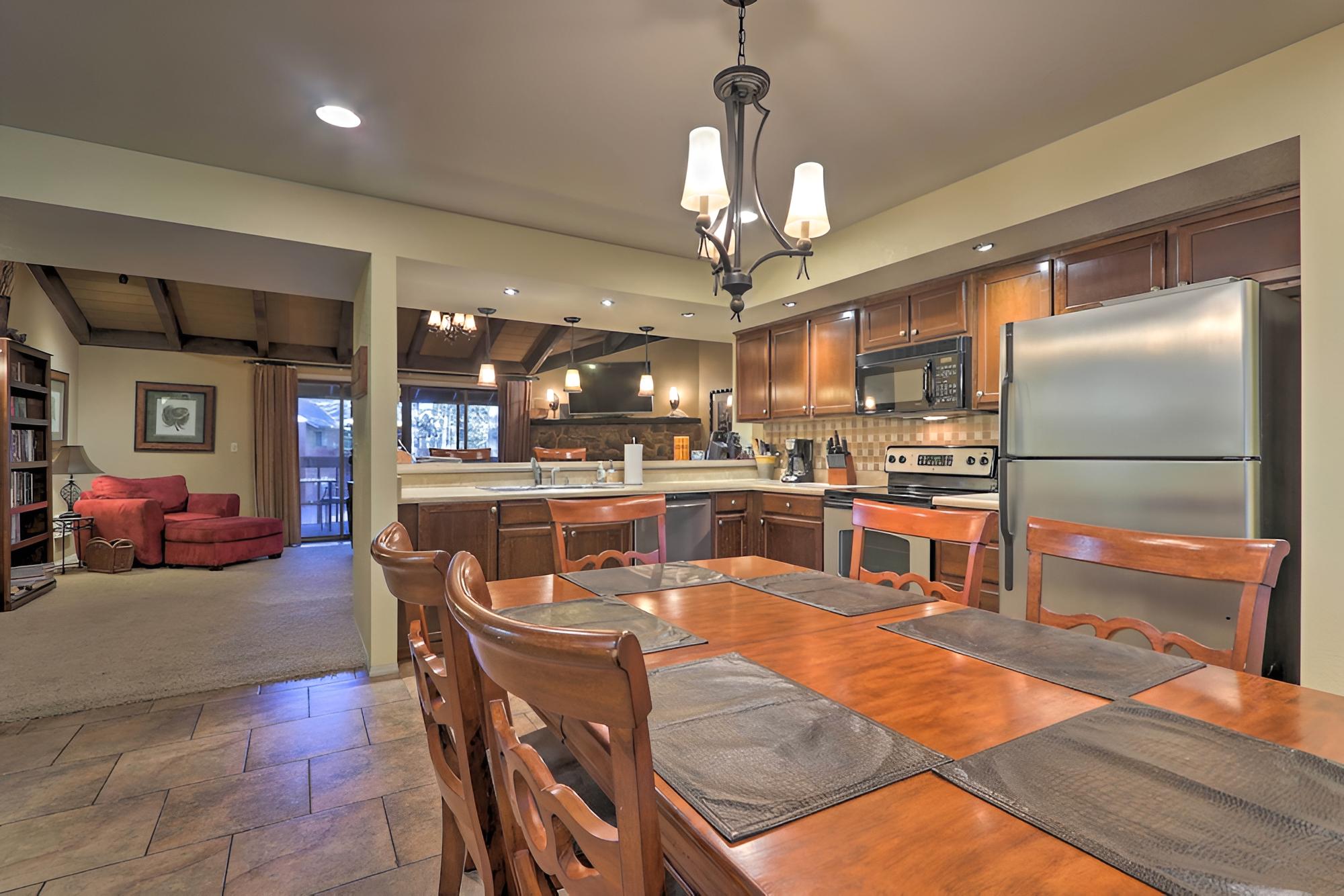 Pinetop Condo w/ Balcony, 4 Mi to White Mtn Hiking view 2