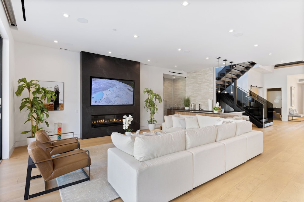 Melvin - Modern Contemporary Estate w/ Backyard + Pool & Spa