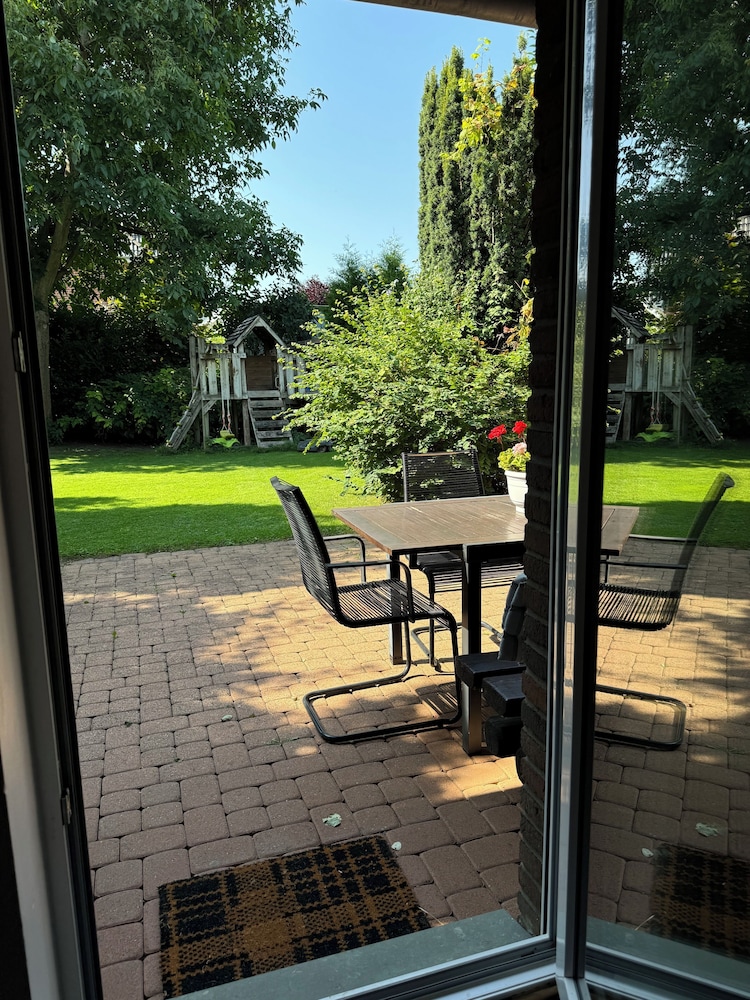 Modern House Gehrden contactless garden