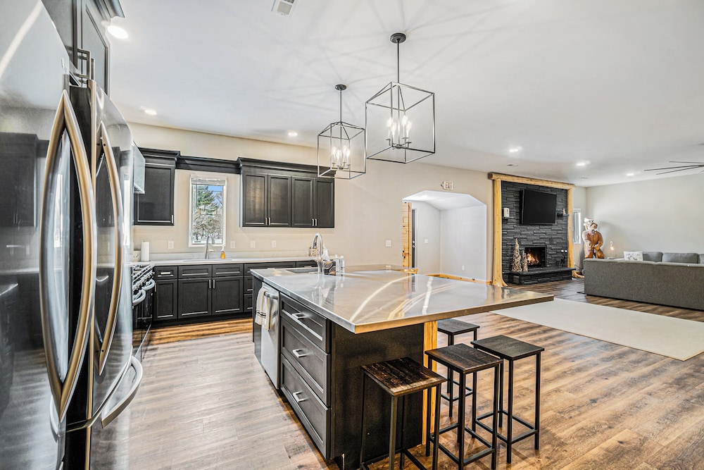 8BR Lodge w/ Bowling Alley, Near Lakes & Trails