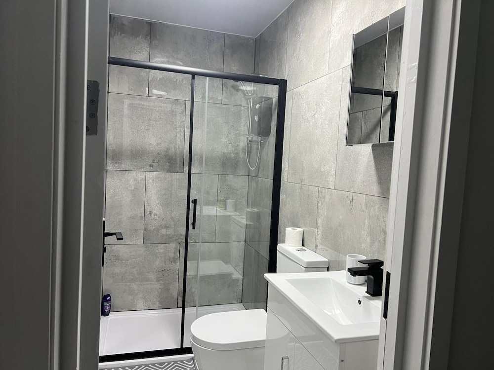 Luton Excellent 1 bed Apartment With Living Room