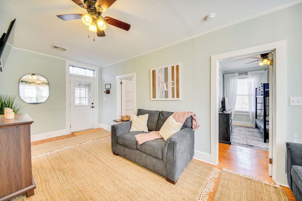 Family-friendly Main St Gloucester Apt w/ Balcony!