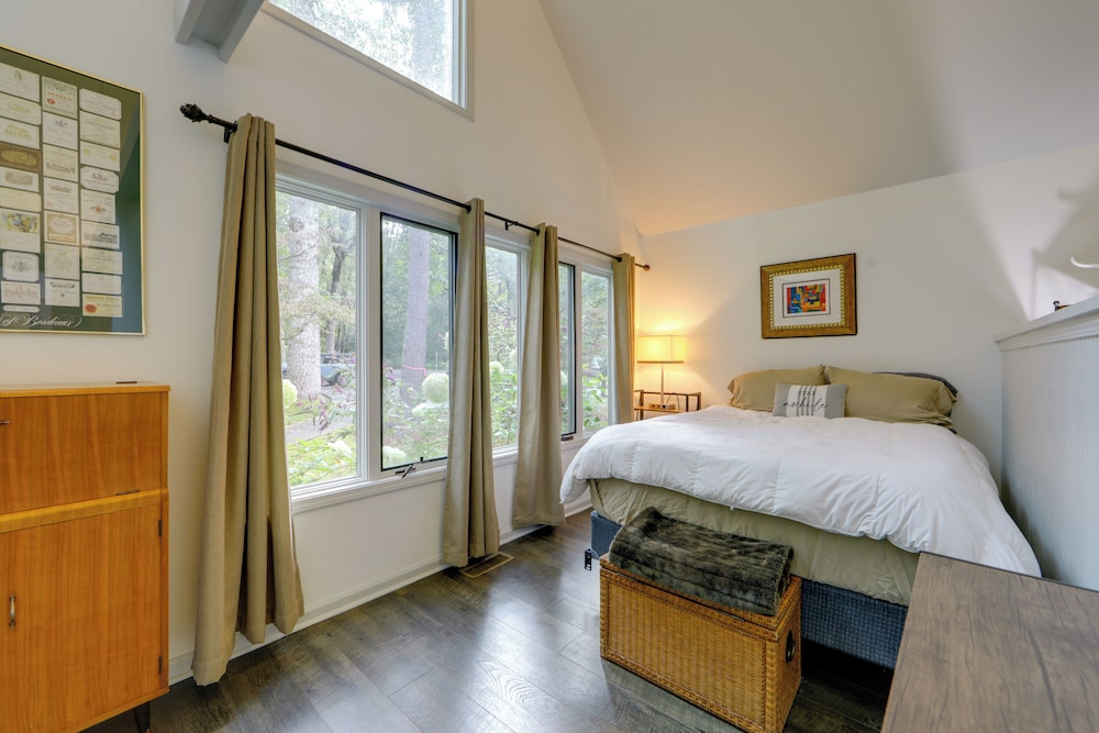 1/2 Mi to Skiing: Resort Getaway in Sapphire!