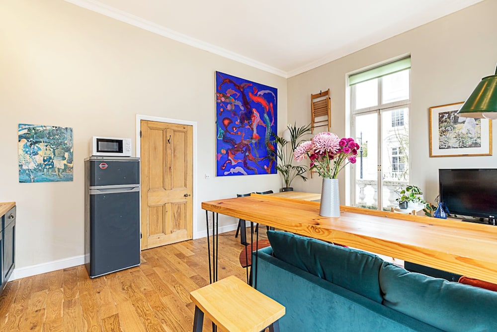 Beautiful Two Bedroom Abode Near Victoria