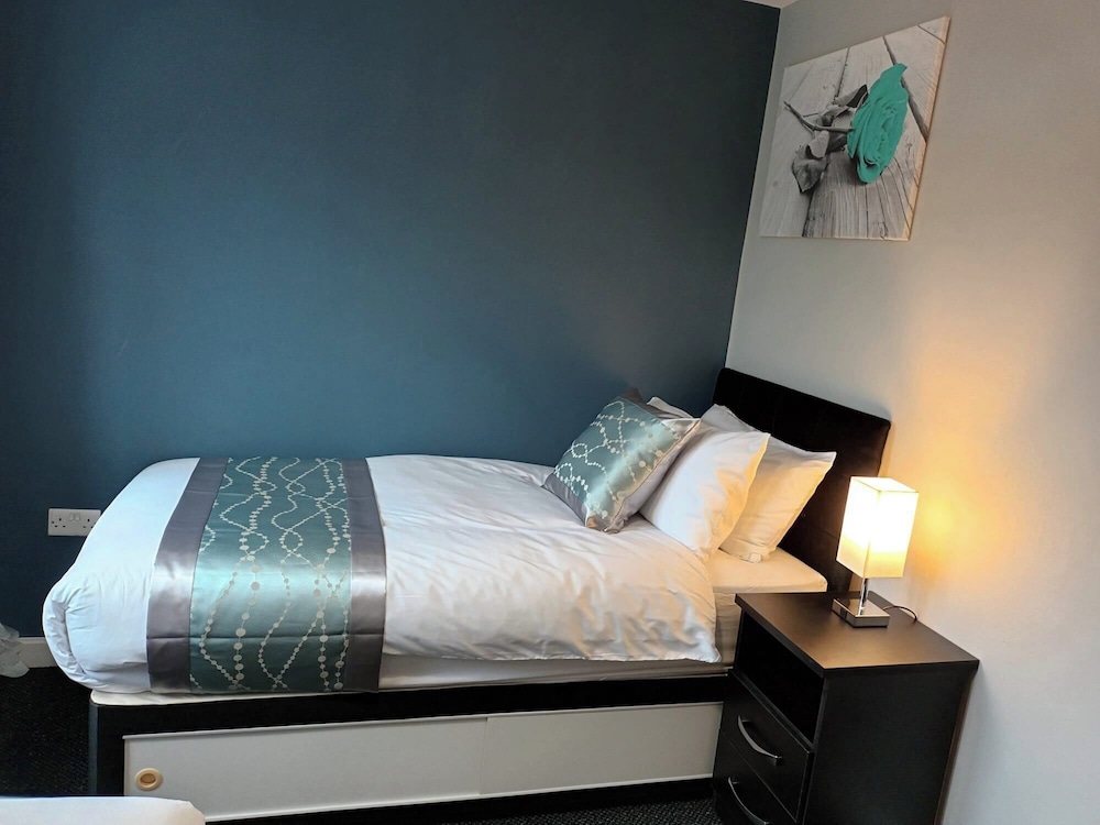 2 Bed House - Sleeps 6 - Parking - Wifi