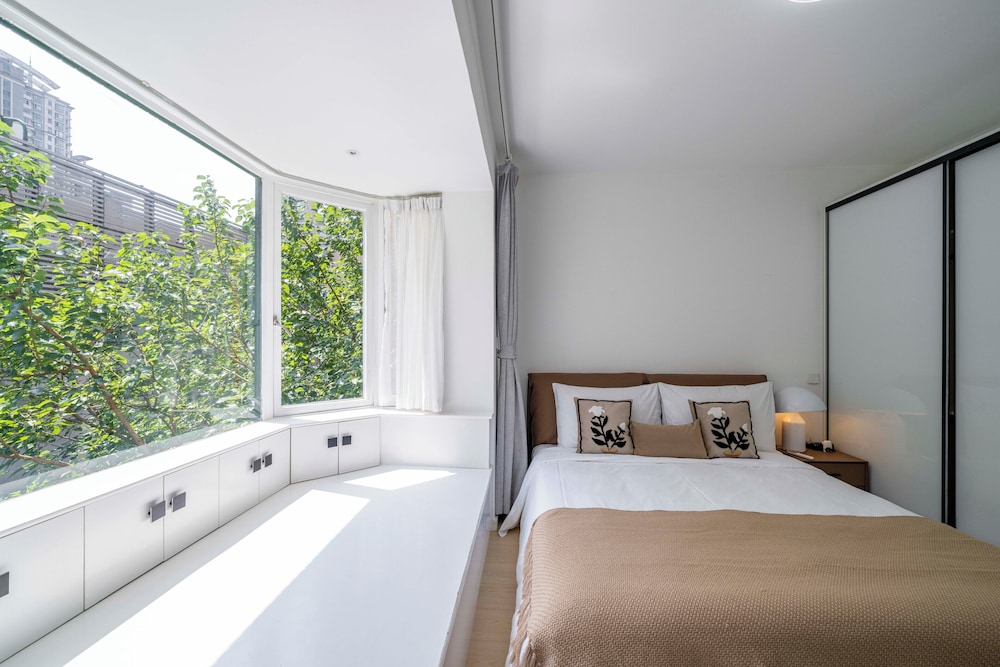 Tyms Stylish 3BR 2BA Apt Xujiahui Shops