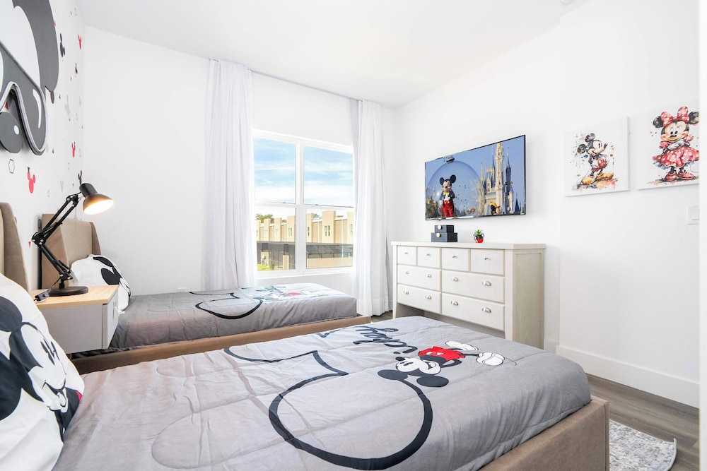 Stylish Home Near Disney Themed Rooms Pool
