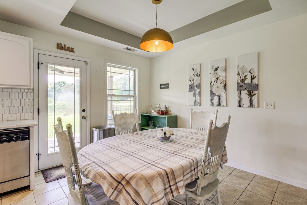 13 Mi to Chattanooga: Family Home w/ Backyard!