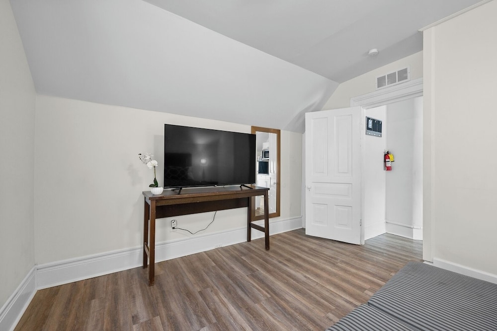 Detroit Escape: 2BR Apartment for 7 w/ Wifi