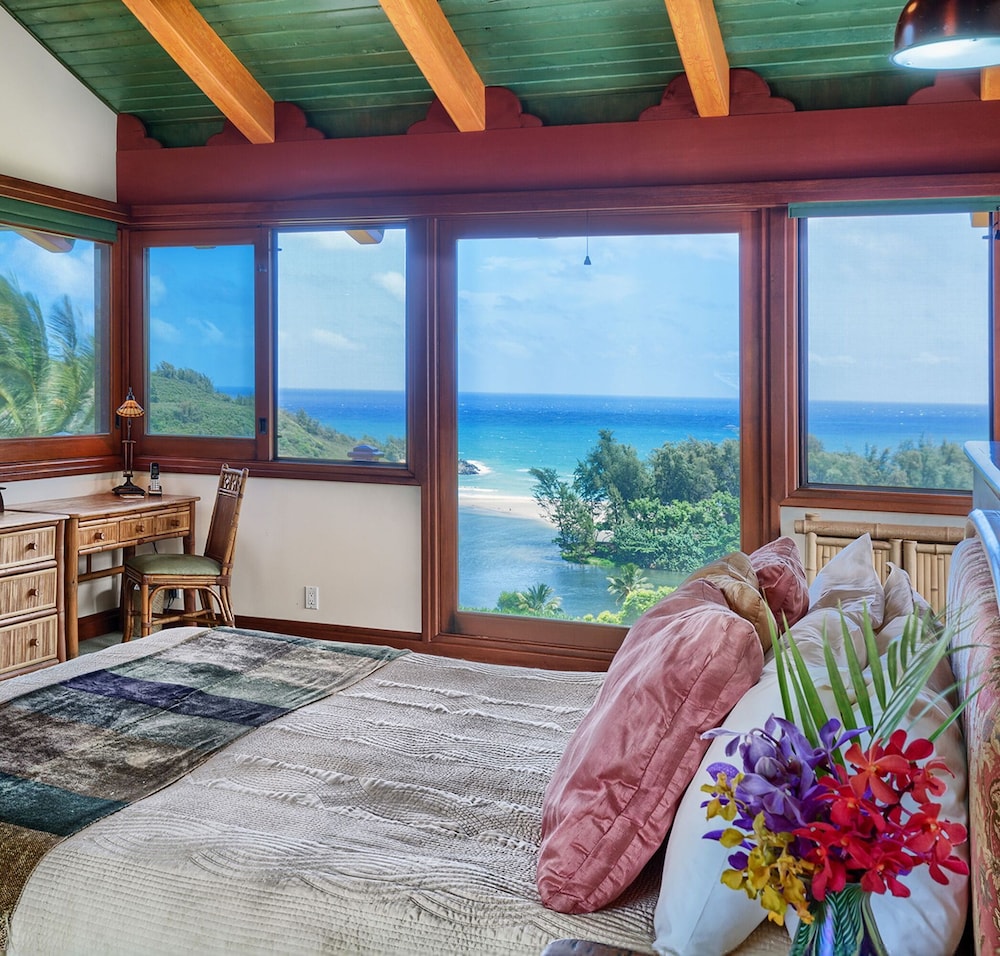Sea Song in Kilauea With 4 Bedrooms and 6 Bathrooms