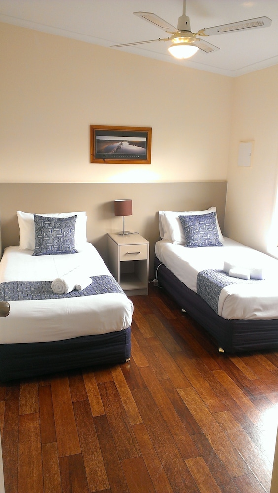 Oval Motel