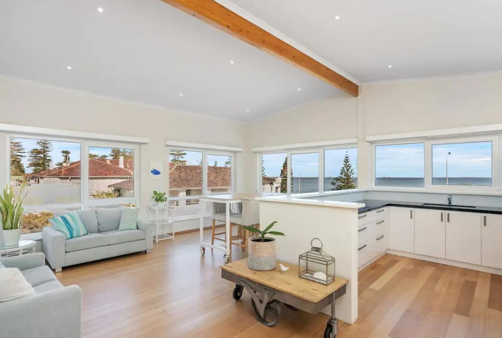 Beautiful 3BR Beachside Apt in Cottesloe!